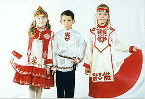 Мальчик в чувашском костюме